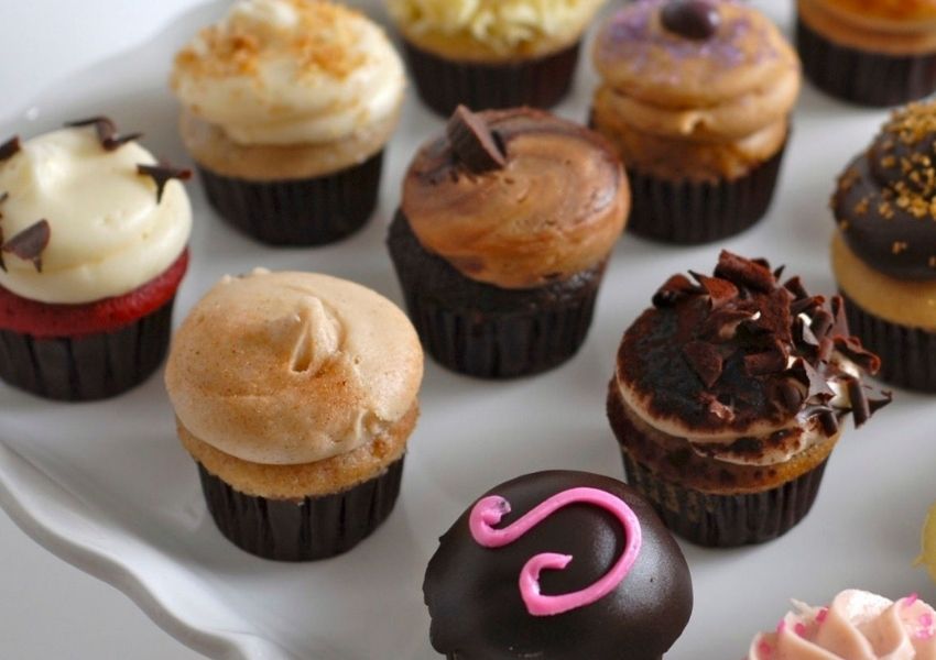 Bars in dessert spots in Avalon Park