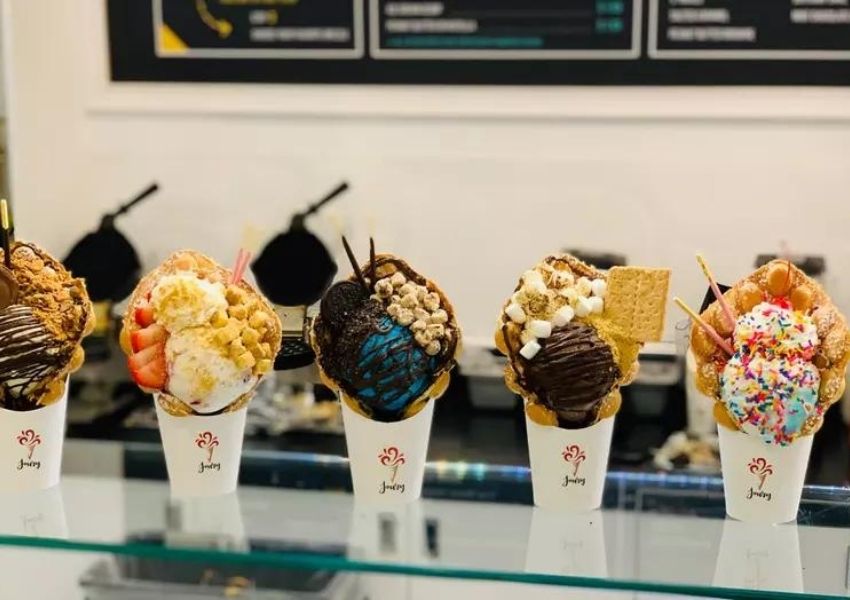 Bars in dessert spots in Avalon Park
