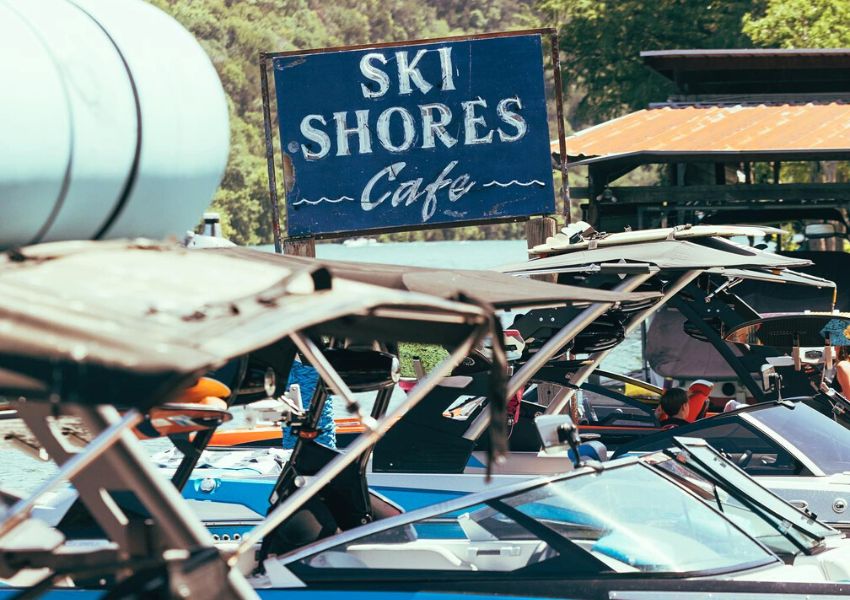 waterfront dining spots in austin