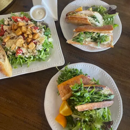 Le Petit Paris Cafe