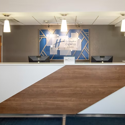 Holiday Inn Express &amp; Suites